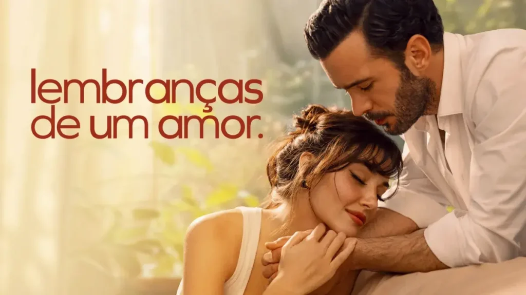 Cena romântica da minissérie Lembranças de um Amor, com um casal se abraçando suavemente em um ambiente aconchegante.