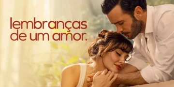 Cena romântica da minissérie Lembranças de um Amor, com um casal se abraçando suavemente em um ambiente aconchegante.
