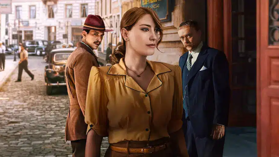 Cena da série Meia-Noite no Hotel Pera Palace, destacando Esra e os personagens misteriosos em Istambul dos anos 1919.
