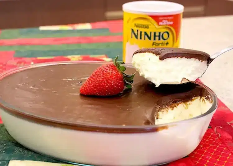 Sobremesa gelada de mousse de leite ninho com cobertura de chocolate e morango decorativo, pronta para o fim de semana.