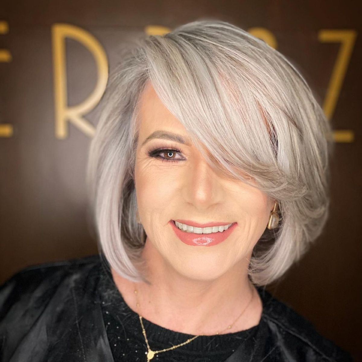 Corte de cabelo Barbie Bob, tendência para a primavera 2025, com cabelo grisalho platinado e corte em bob estiloso.
