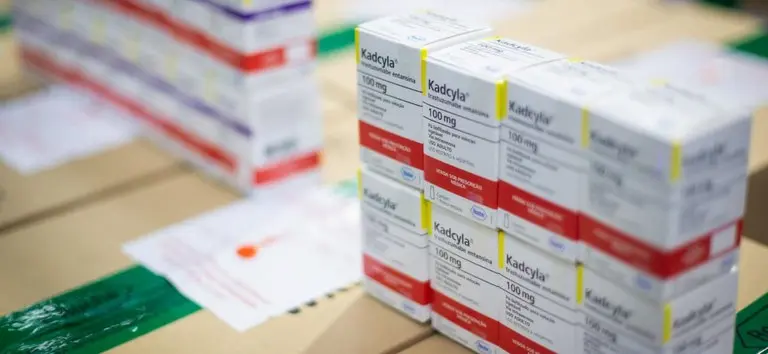 Embalagens do medicamento Trastuzumabe Entansina, que chegou ao Ministério da Saúde para tratamento de câncer de mama no SUS.