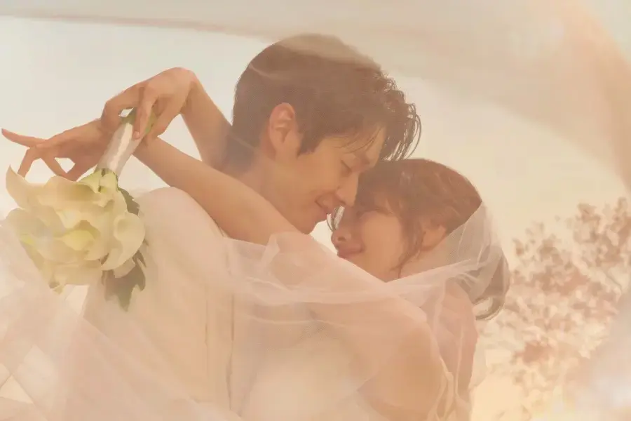 Casal apaixonado em um momento romântico no dorama 'Would You Marry Me?