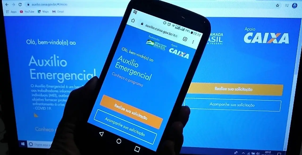 Tela do aplicativo e site mostrando informações sobre o auxílio emergencial, com opções para solicitar ou acompanhar a solicitação.