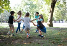 Crianças brincando ao ar livre, se divertindo em um parque, simbolizando a alegria e criatividade das brincadeiras nostálgicas dos anos 70 e 80.