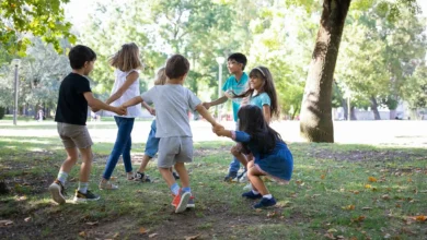 Crianças brincando ao ar livre, se divertindo em um parque, simbolizando a alegria e criatividade das brincadeiras nostálgicas dos anos 70 e 80.