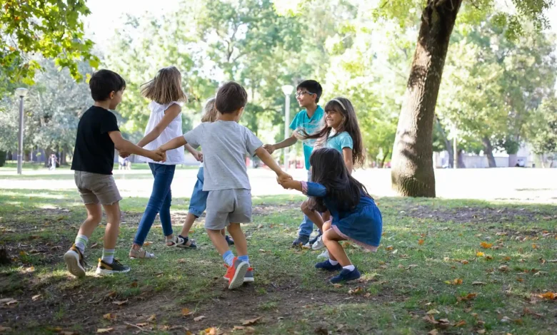Crianças brincando ao ar livre, se divertindo em um parque, simbolizando a alegria e criatividade das brincadeiras nostálgicas dos anos 70 e 80.
