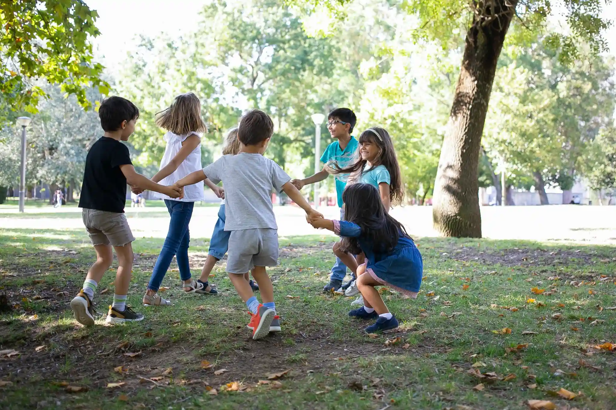 Crianças brincando ao ar livre, se divertindo em um parque, simbolizando a alegria e criatividade das brincadeiras nostálgicas dos anos 70 e 80.