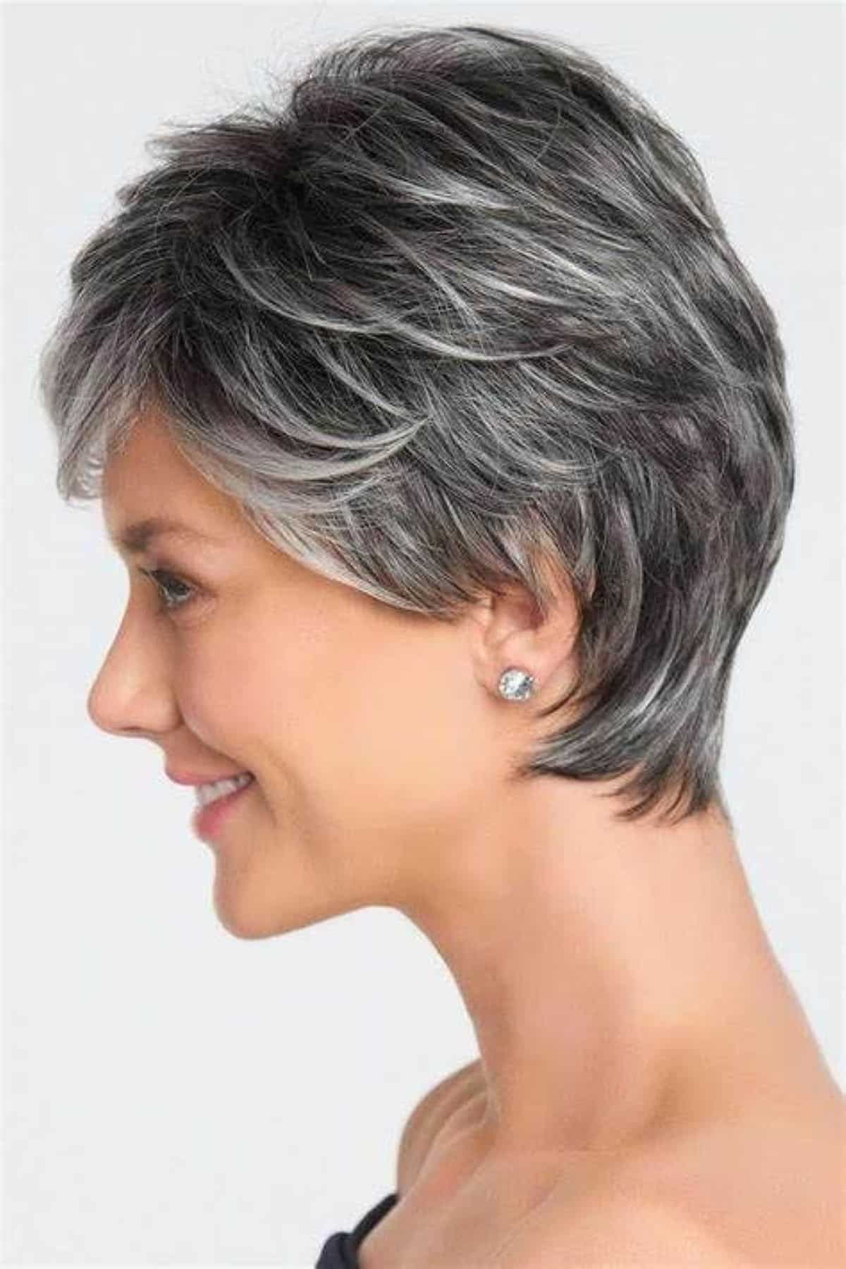 Mulher com corte de cabelo pixie moderno e fios grisalhos, sorrindo