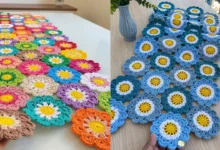 Caminho de mesa floral em crochê com flores coloridas, ideal para renovar a decoração da casa.