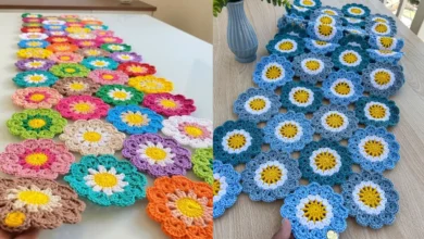 Caminho de mesa floral em crochê com flores coloridas, ideal para renovar a decoração da casa.