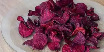 Chips crocantes de beterraba roxa em um prato, ideal para quem busca controlar o açúcar no sangue.