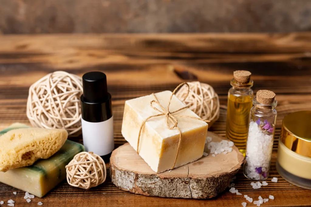 Sabonetes naturais e óleos essenciais sobre madeira rústica, com elementos de spa.