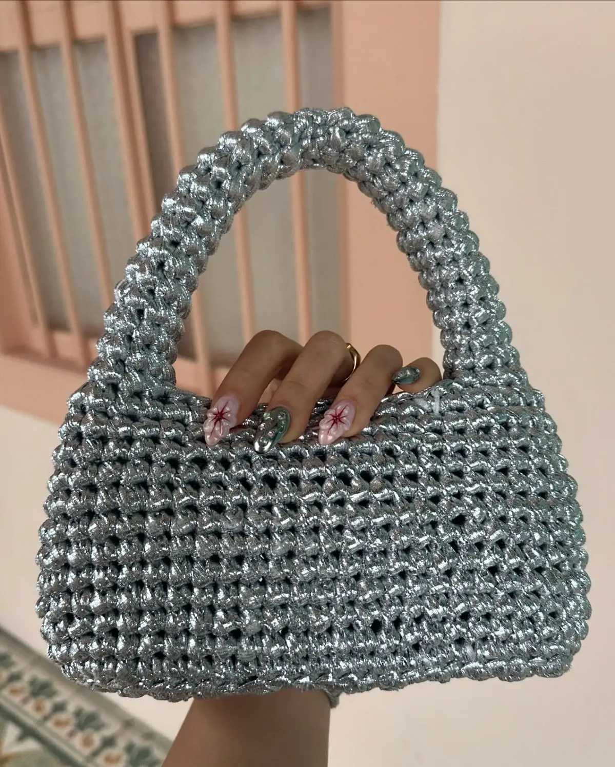Bolsa de crochê com fio metálico prateado, combinando sofisticação e brilho sutil.