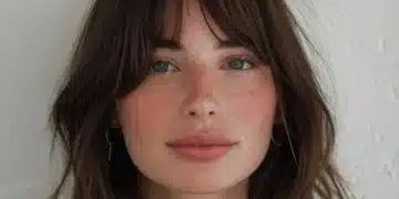 Mulher com corte de cabelo com franja leve, estilo fresco para o clima quente.