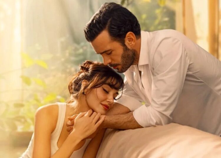 Cena romântica de uma novela turca, representando as tramas curtas de amor e drama disponíveis para maratona rápida em streaming.