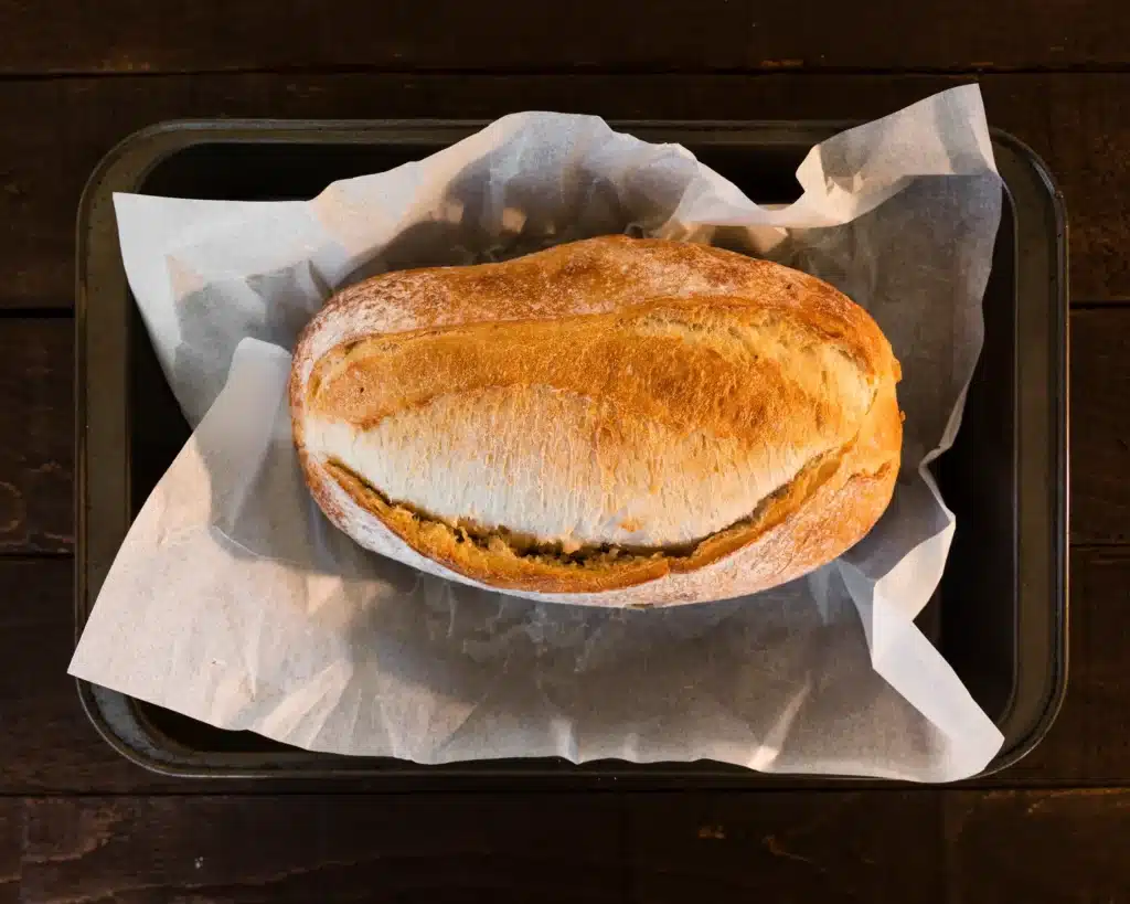 Pão crocante recuperado na Air Fryer, com uma casca dourada e macia por dentro.
