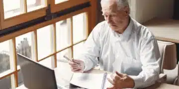 Homem idoso refletindo sobre suas finanças.