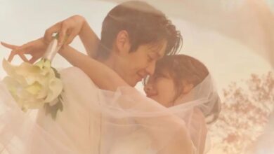 Casal de noivos se abraçando com véu e buquê em uma cena de casamento. A imagem representa o dorama de romance "Would You Marry Me?", um dos lançamentos de outubro.