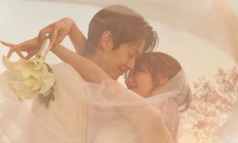 Casal de noivos se abraçando com véu e buquê em uma cena de casamento. A imagem representa o dorama de romance "Would You Marry Me?", um dos lançamentos de outubro.