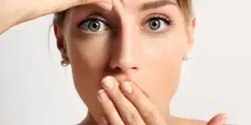 Mulher observando uma possível linha de expressão na testa, com foco nas mudanças na pele após os 40 anos.