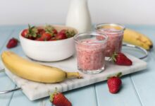 Sobremesa gelada de morango e banana, uma opção saudável para a primavera.