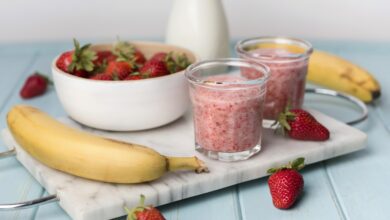 Sobremesa gelada de morango e banana, uma opção saudável para a primavera.