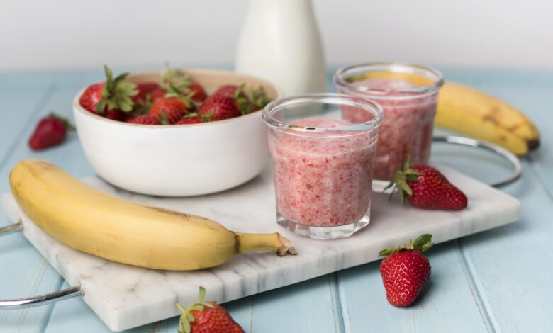 Sobremesa gelada de morango e banana, uma opção saudável para a primavera.