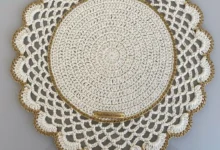 Sousplat de crochê com borda dourada, delicadamente trabalhado, ideal para complementar mesas elegantes.