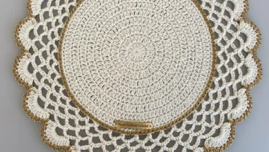 Sousplat de crochê com borda dourada, delicadamente trabalhado, ideal para complementar mesas elegantes.