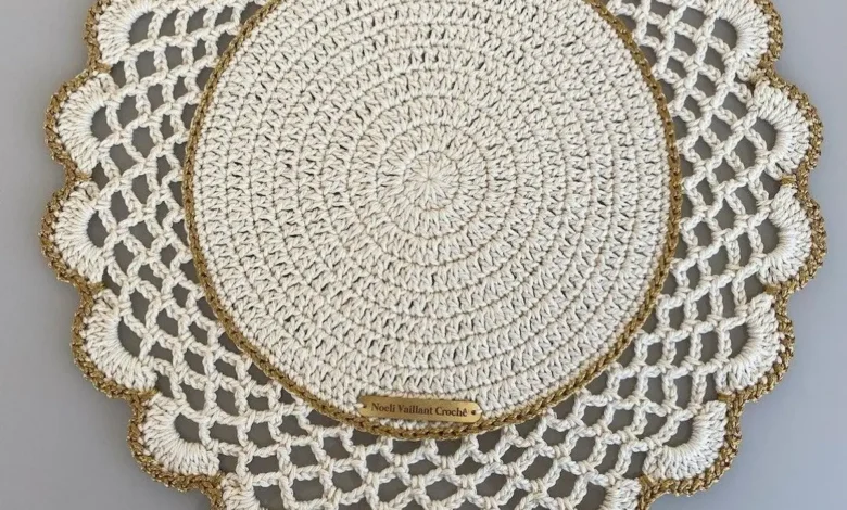 Sousplat de crochê com borda dourada, delicadamente trabalhado, ideal para complementar mesas elegantes.
