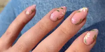 Unhas decoradas com flores delicadas em tom rosa, tendência leve para a primavera.