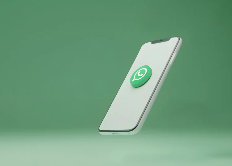 Imagem ilustrativa mostrando um celular com o logo do WhatsApp, destacando a nova função do aplicativo para usuários que não querem ler longas mensagens.