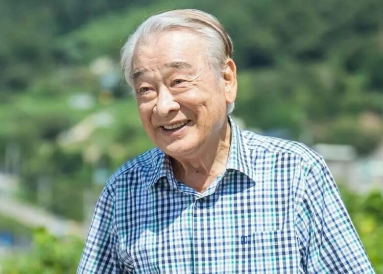Retrato sorridente do lendário ator coreano Lee Soon Jae, ícone dos doramas e do cinema. A imagem celebra sua longa e marcante carreira.