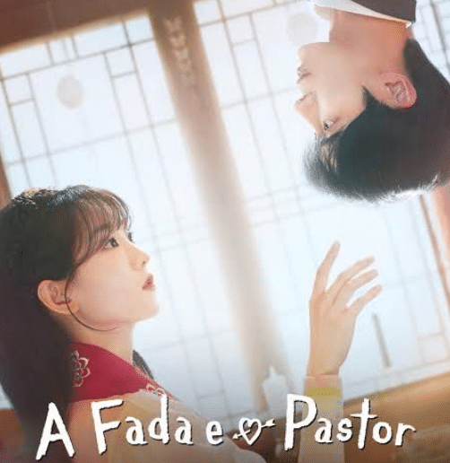 Mulher e homem coreanos em cena de "A Fada e o Pastor", com ela olhando para ele e ele de cabeça para baixo