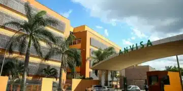 Fachada da sede da Anvisa, com um grande letreiro verde 'ANVISA' na entrada.