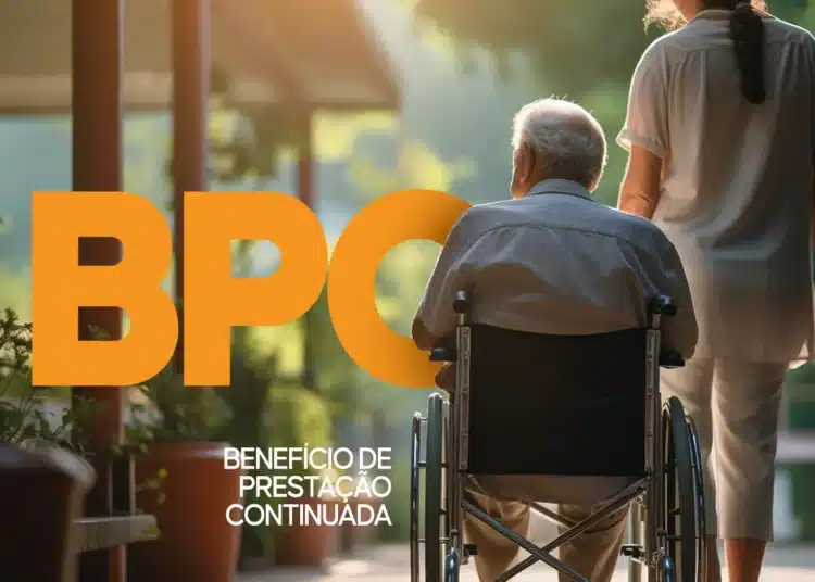 Idoso em cadeira de rodas sendo acompanhado por cuidadora ao ar livre, representando o novo documento único para beneficiários do BPC.