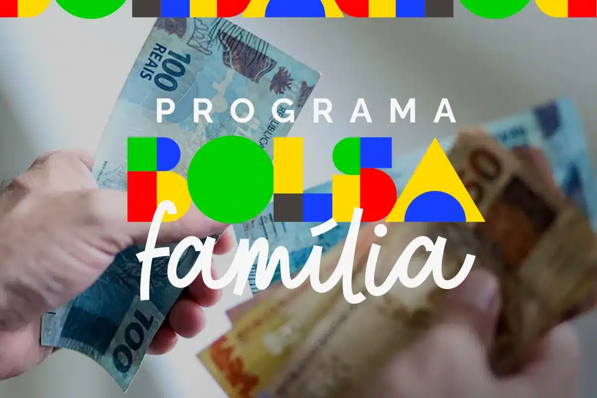 Mãos segurando cédulas de reais com o texto colorido do Programa Bolsa Família sobre a imagem