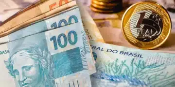 Cédulas e moedas de reais representando benefício mensal de R$ 600 para idosos no Brasil.