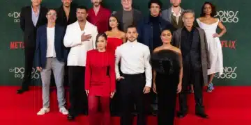 Elenco da série 'Os Donos do Jogo' posa para foto na estreia na Netflix, com trajes sofisticados, em evento de lançamento.