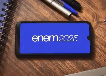 Smartphone com logo do ENEM 2025, destacando o tema de inclusão e acessibilidade para participantes de todas as idades.