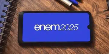 Smartphone com logo do ENEM 2025, destacando o tema de inclusão e acessibilidade para participantes de todas as idades.