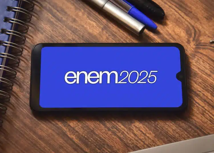 Smartphone com logo do ENEM 2025, destacando o tema de inclusão e acessibilidade para participantes de todas as idades.