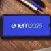 Smartphone com logo do ENEM 2025, destacando o tema de inclusão e acessibilidade para participantes de todas as idades.