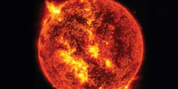 Imagem detalhada do Sol mostrando erupções solares brilhantes e atividade na superfície