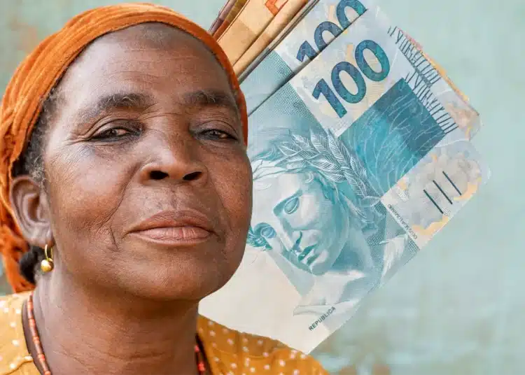 Mulher idosa com expressão séria ao lado de notas de dinheiro, ilustrando dúvidas sobre dívidas antigas.