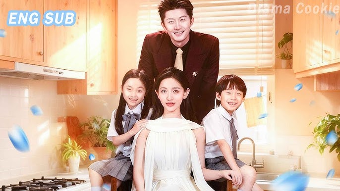 Família feliz em cozinha iluminada com roupas formais Família sorridente com pai, mãe e duas crianças em cozinha clara com luz natural