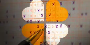 Caneta marcando números selecionados em cartão de apostas da Lotofácil sobreposto com gráfico em nuvem colorida