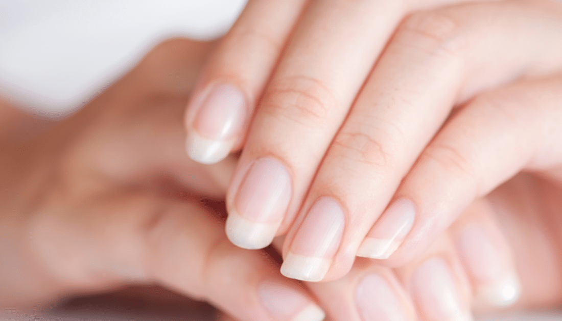 Mãos com unhas naturais e bem cuidadas, mostrando crescimento saudável