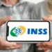 Imagem mostrando o logo do INSS no app Meu INSS, representando funcionalidades e serviços online.